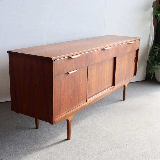 英国ヴィンテージのサイドボード。ミッドセンチュリーモダンデザイン。