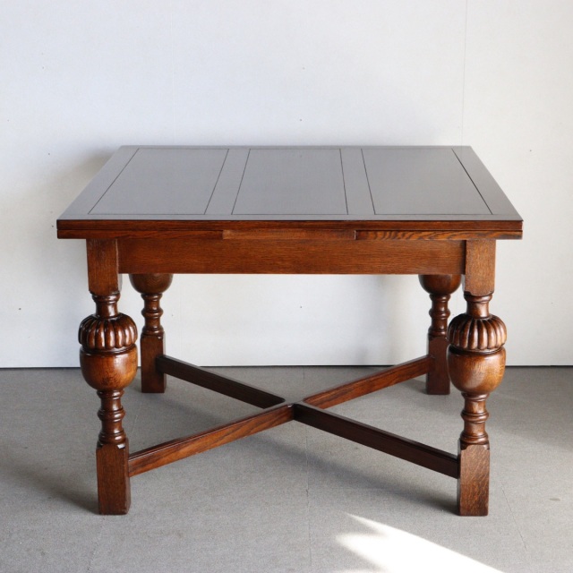 アンティークのダイニングテーブル