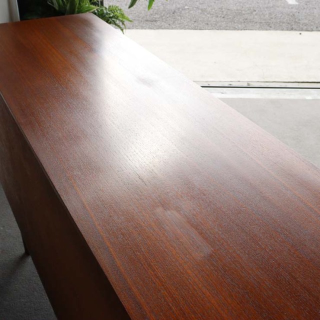 英国ヴィンテージのサイドボード。ミッドセンチュリーモダンデザイン。