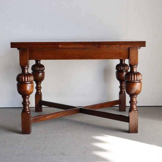 アンティークのダイニングテーブル