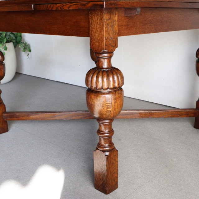 アンティークのダイニングテーブル