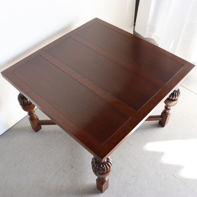 アンティークのダイニングテーブル