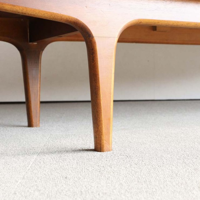 英国ヴィンテージのサイドボード。ミッドセンチュリーモダンデザイン。