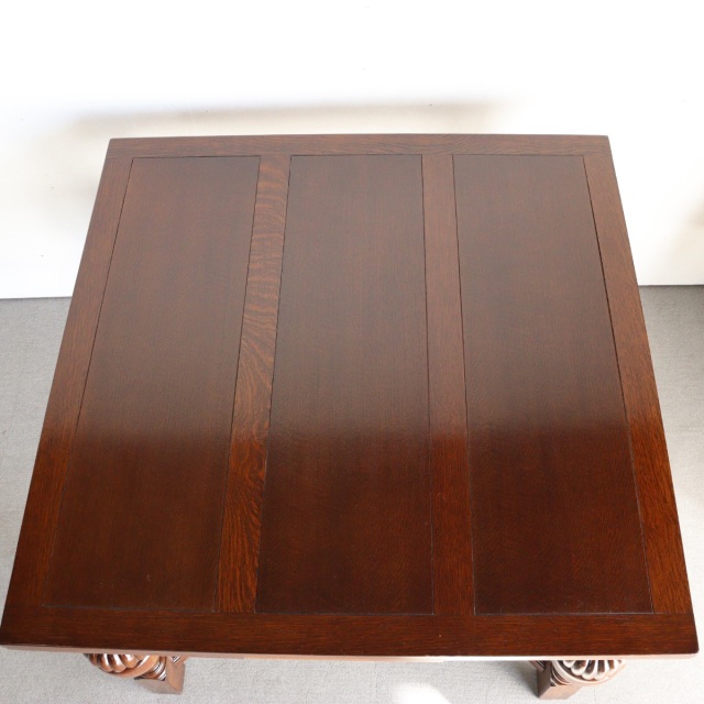 アンティークのダイニングテーブル