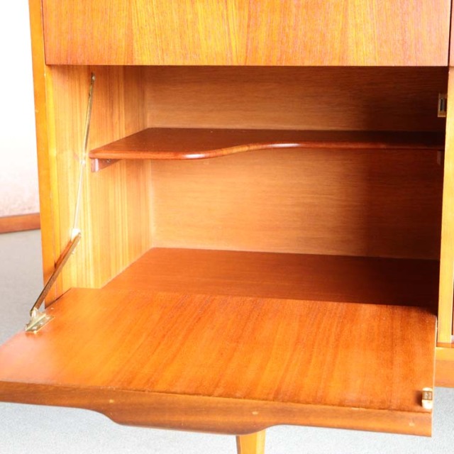 英国ヴィンテージのサイドボード。ミッドセンチュリーモダンデザイン。