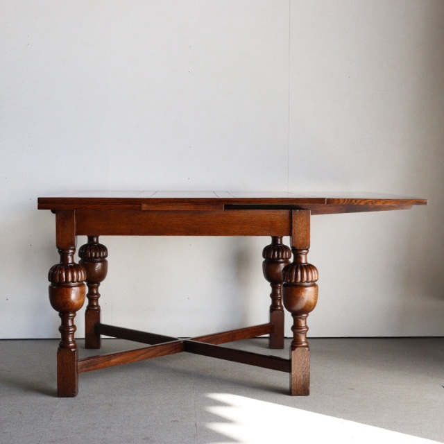 アンティークのダイニングテーブル