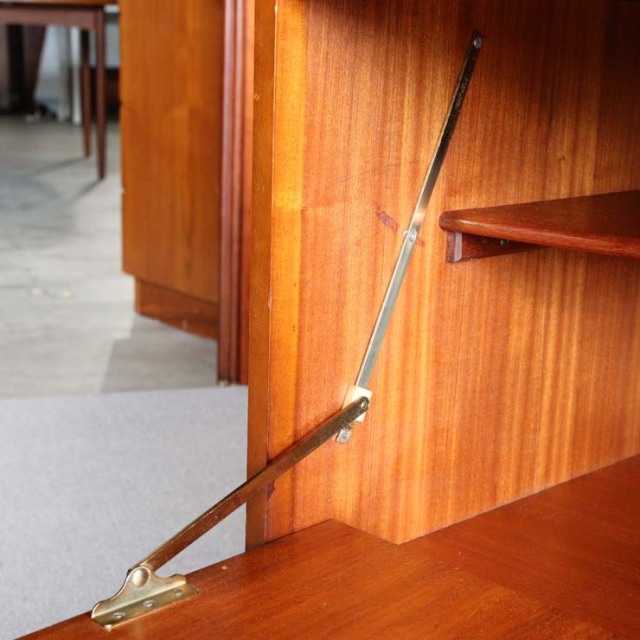 英国ヴィンテージのサイドボード。ミッドセンチュリーモダンデザイン。