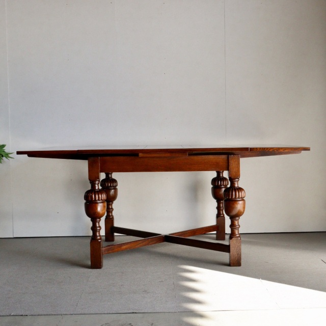 アンティークのダイニングテーブル