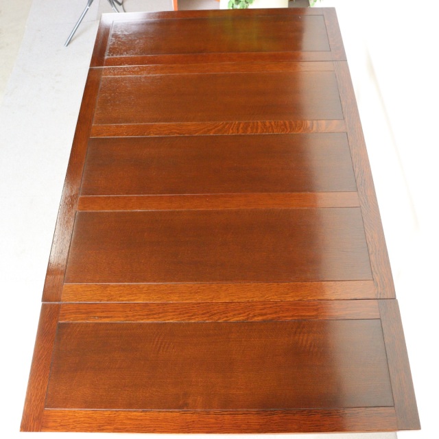 アンティークのダイニングテーブル