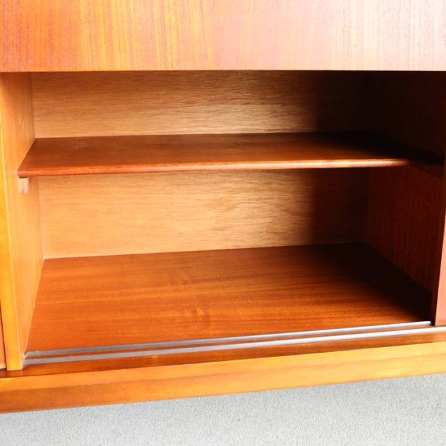 英国ヴィンテージのサイドボード。ミッドセンチュリーモダンデザイン。