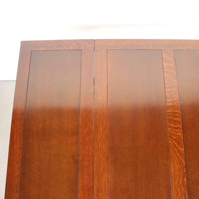 アンティークのダイニングテーブル