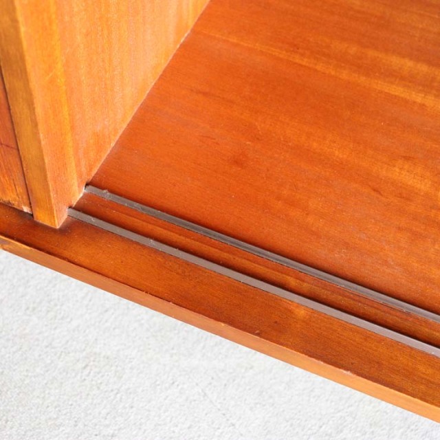 英国ヴィンテージのサイドボード。ミッドセンチュリーモダンデザイン。