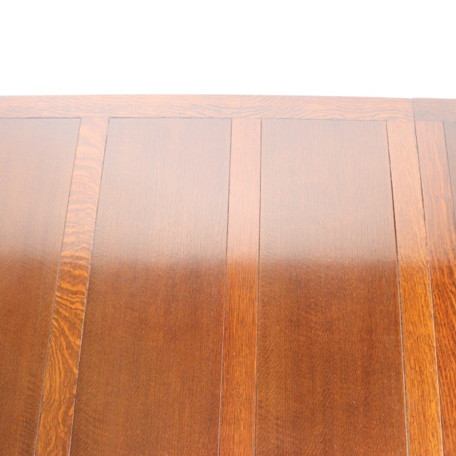 アンティークのダイニングテーブル