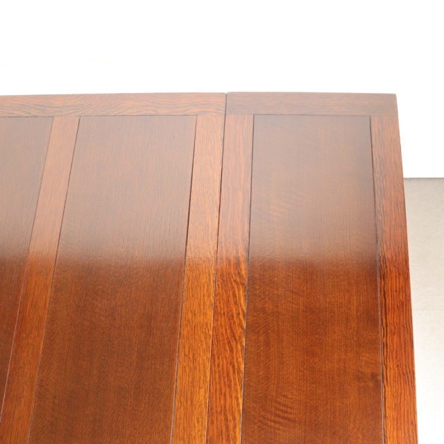 アンティークのダイニングテーブル