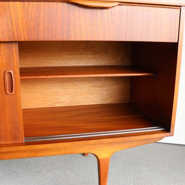 英国ヴィンテージのサイドボード。ミッドセンチュリーモダンデザイン。