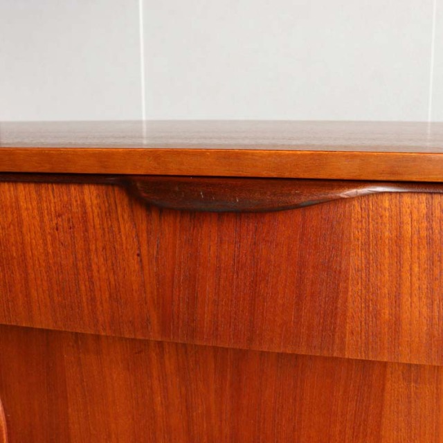 英国ヴィンテージのサイドボード。ミッドセンチュリーモダンデザイン。