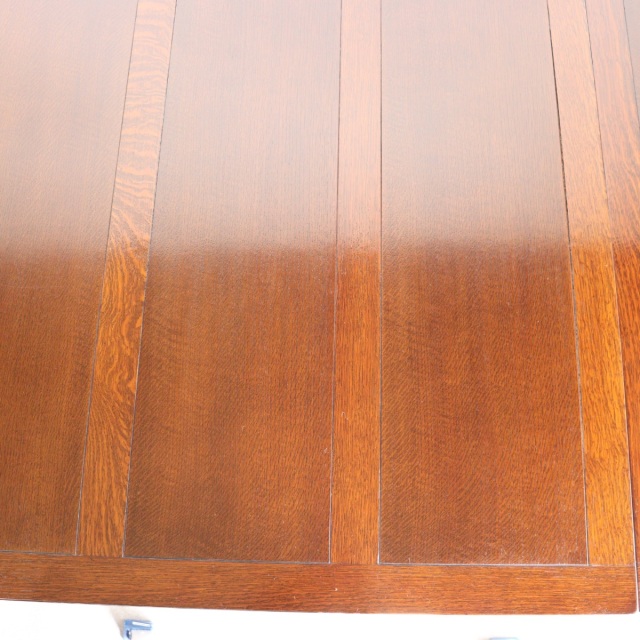 アンティークのダイニングテーブル