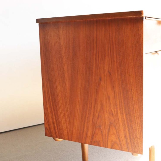 英国ヴィンテージのサイドボード。ミッドセンチュリーモダンデザイン。