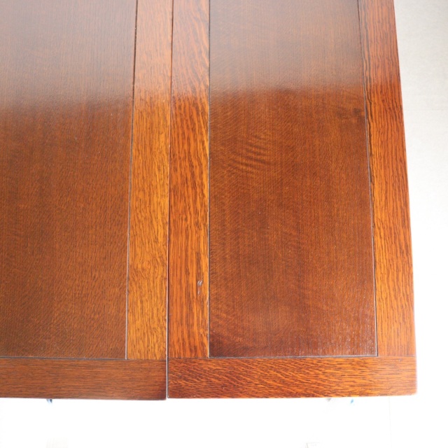 アンティークのダイニングテーブル