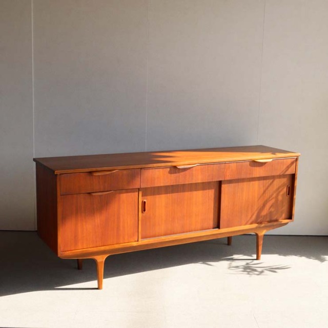 英国ヴィンテージのサイドボード。ミッドセンチュリーモダンデザイン。