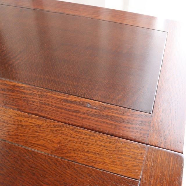 アンティークのダイニングテーブル