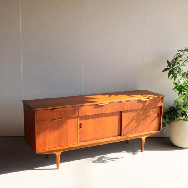 英国ヴィンテージのサイドボード。ミッドセンチュリーモダンデザイン。