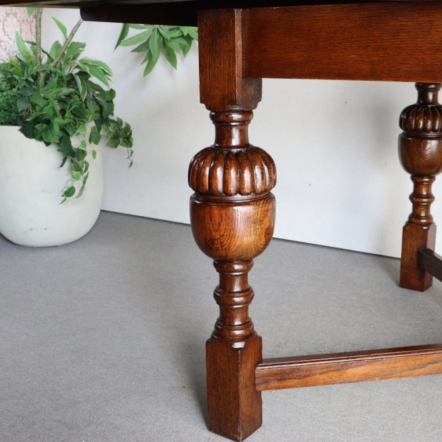 アンティークのダイニングテーブル