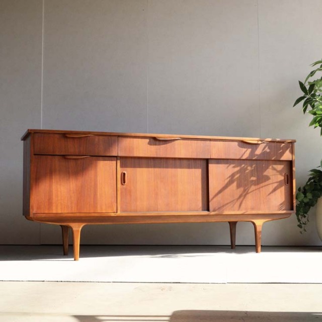 英国ヴィンテージのサイドボード。ミッドセンチュリーモダンデザイン。