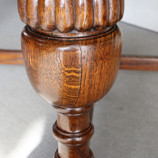 アンティークのダイニングテーブル