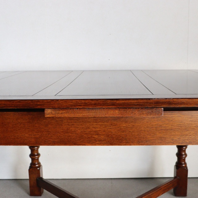 アンティークのダイニングテーブル