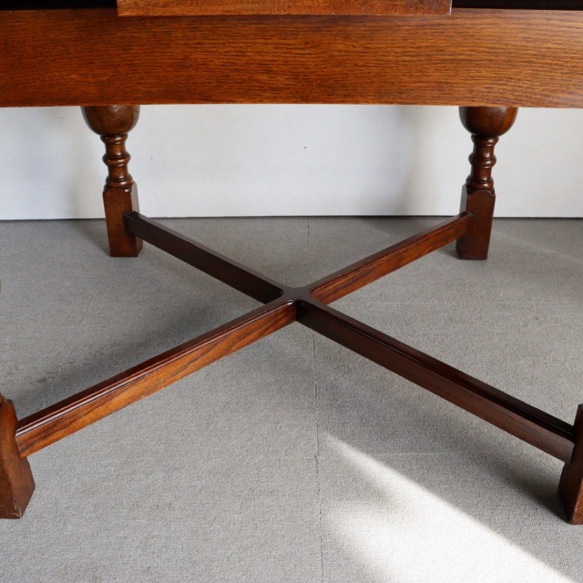 アンティークのダイニングテーブル