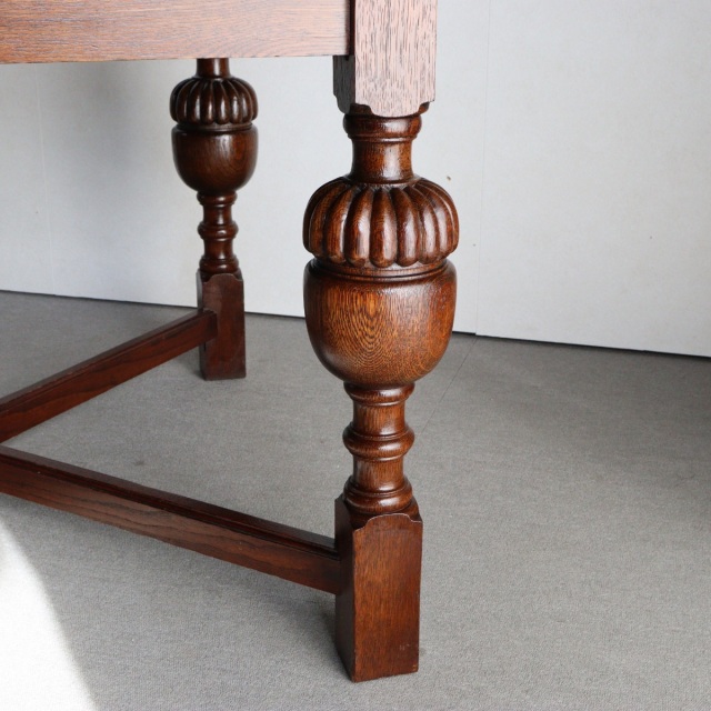 アンティークのダイニングテーブル