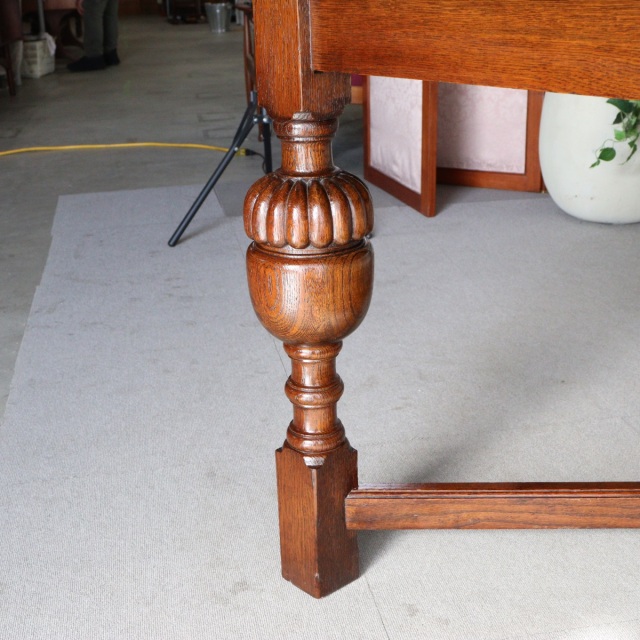 アンティークのダイニングテーブル