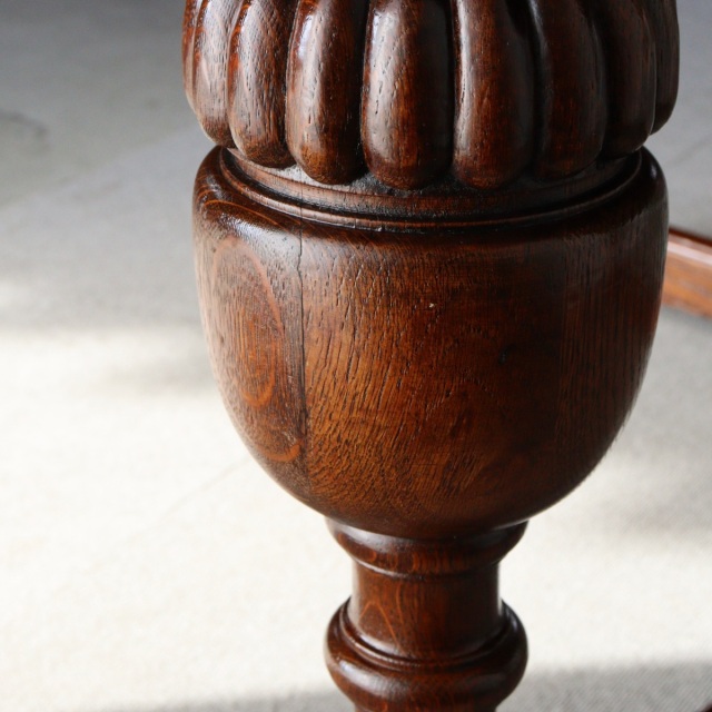 アンティークのダイニングテーブル