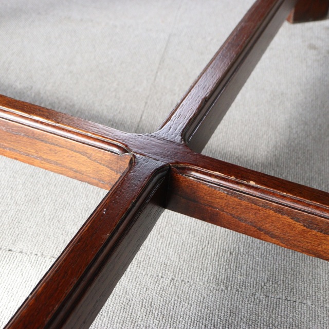 アンティークのダイニングテーブル