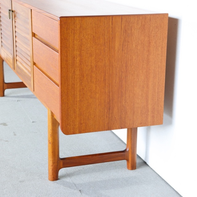 マッキントッシュのサイドボード。深みある艶を纏うチーク材北欧ヴィンテージ。落ち着いた美しさ。