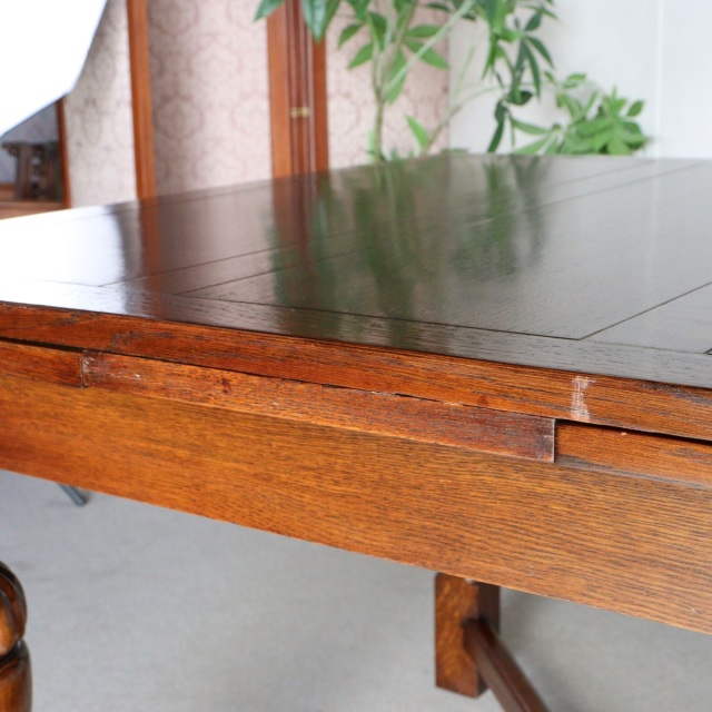 アンティークのダイニングテーブル