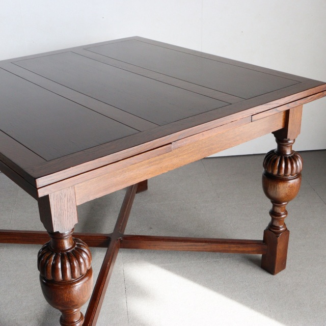 アンティークのダイニングテーブル