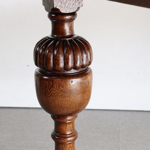 アンティークのダイニングテーブル