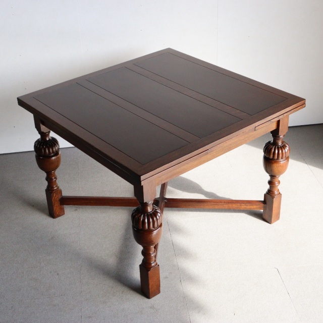 アンティークのダイニングテーブル