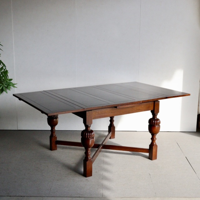 アンティークのダイニングテーブル