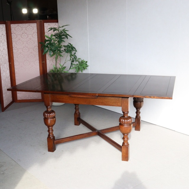 アンティークのダイニングテーブル