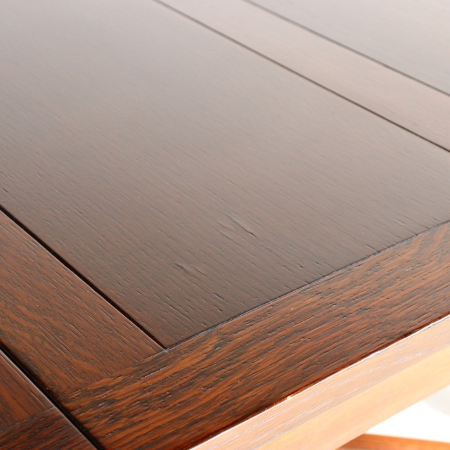 アンティークのダイニングテーブル