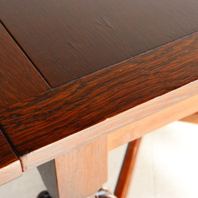 アンティークのダイニングテーブル