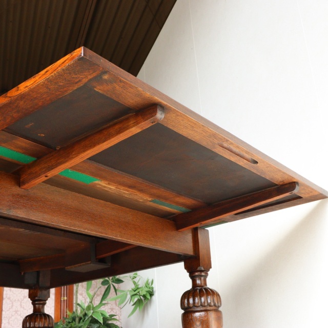 アンティークのダイニングテーブル