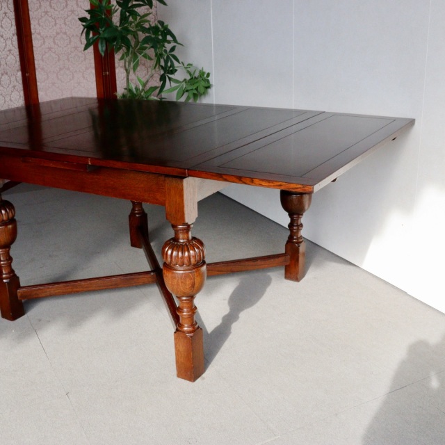 アンティークのダイニングテーブル