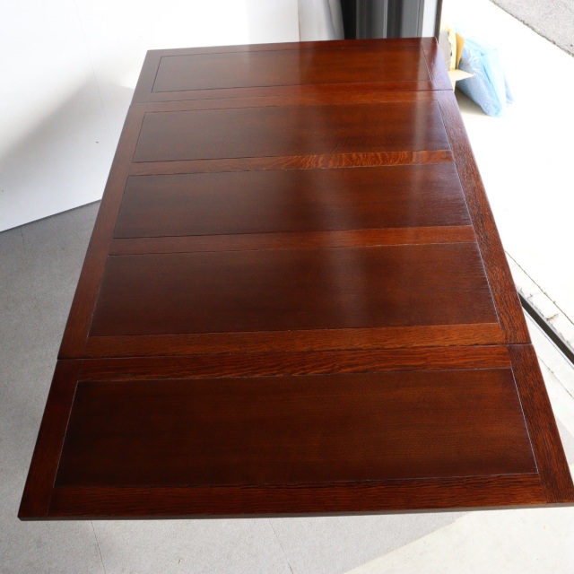 アンティークのダイニングテーブル