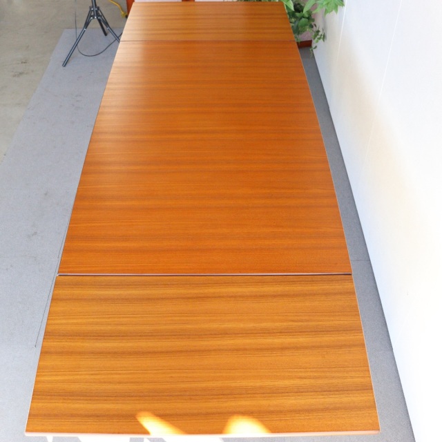 ヤンガーYOUNGERのダイニングテーブル