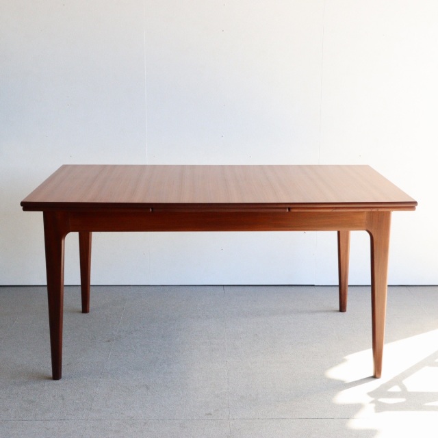 ヤンガーYOUNGERのダイニングテーブル