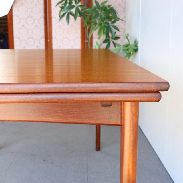 ヤンガーYOUNGERのダイニングテーブル